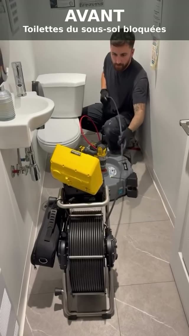 Débouchage Urgence Élite technician clearing a blocked basement toilet